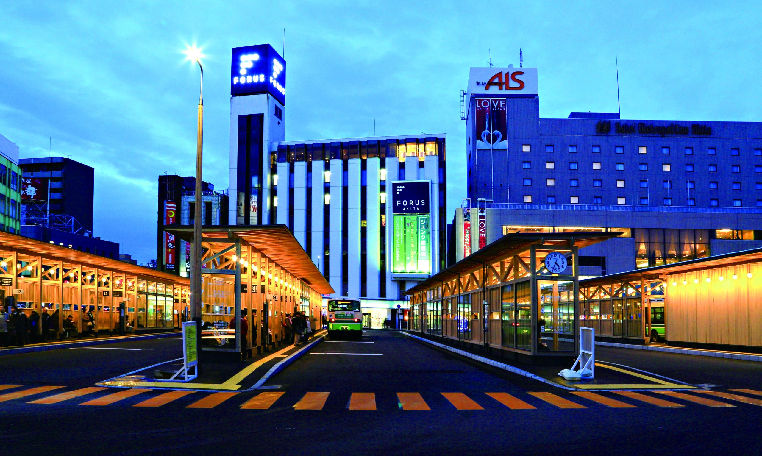秋田駅西口バスターミナルの写真