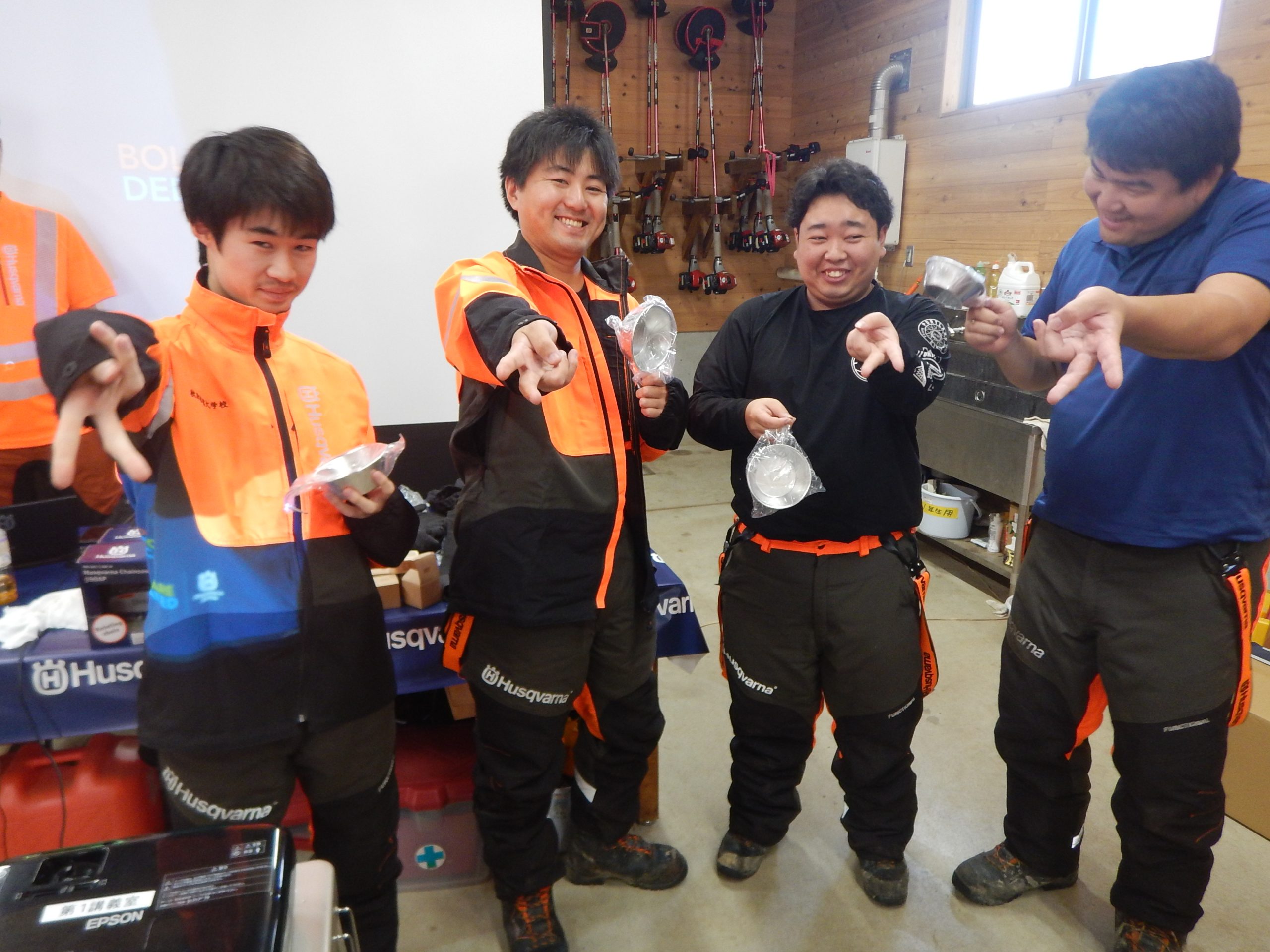 学生がピースしている様子